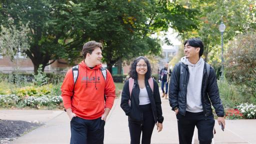 学生 walking across campus